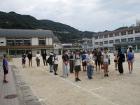 ①結団式